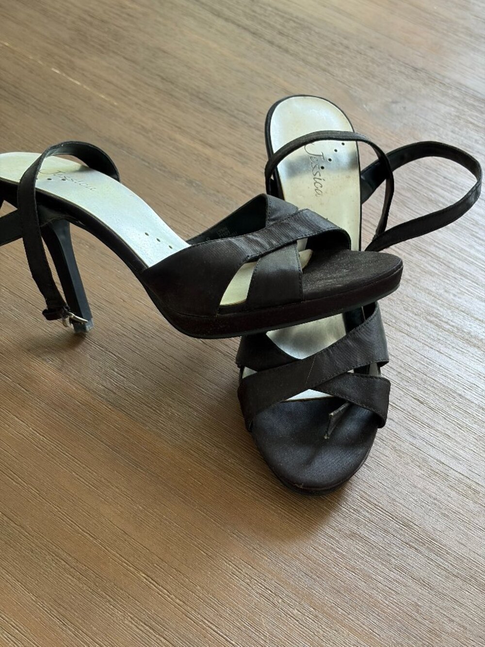 Sandales à talons satin noir brides croisées Jessica –